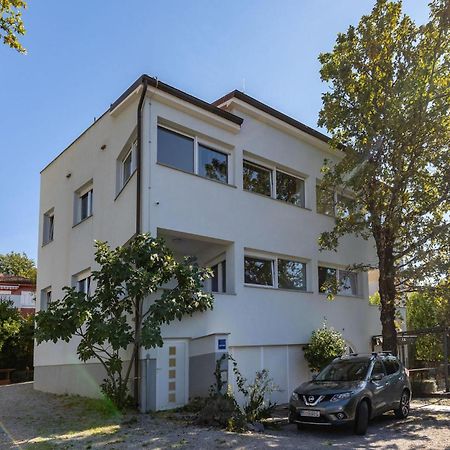 Amazing Apartment In Njivice With Kitchen Exterior foto