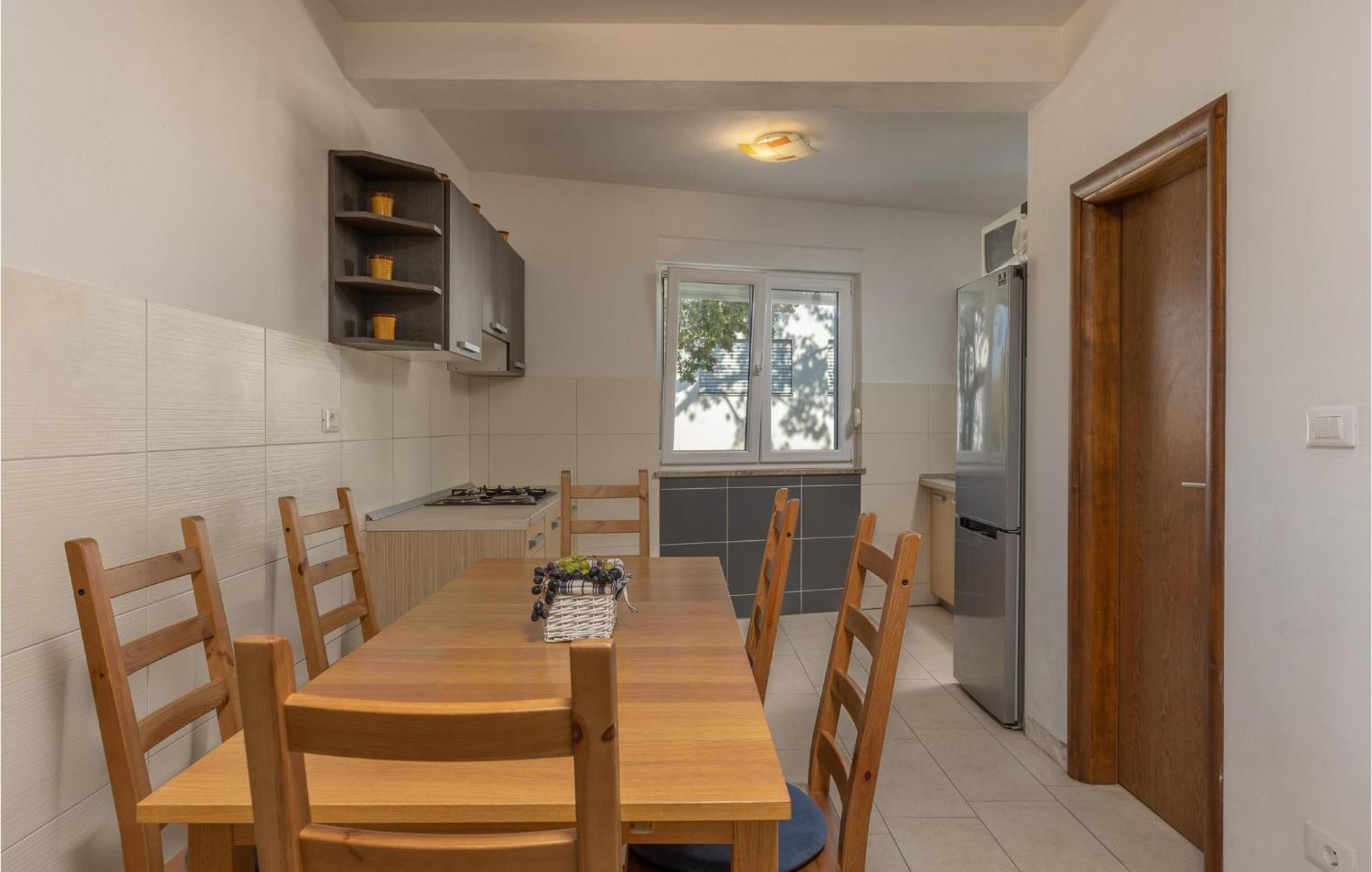 Amazing Apartment In Njivice With Kitchen Exterior foto