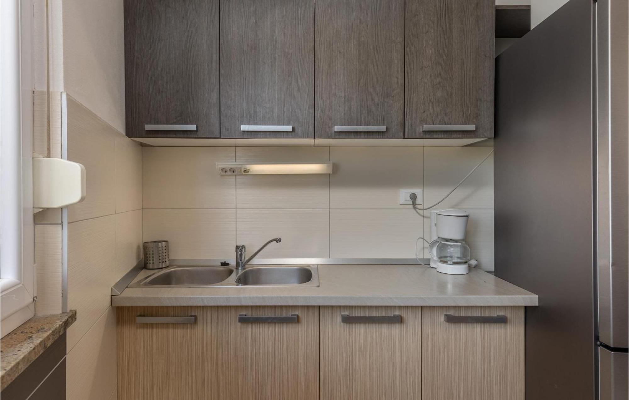 Amazing Apartment In Njivice With Kitchen Exterior foto